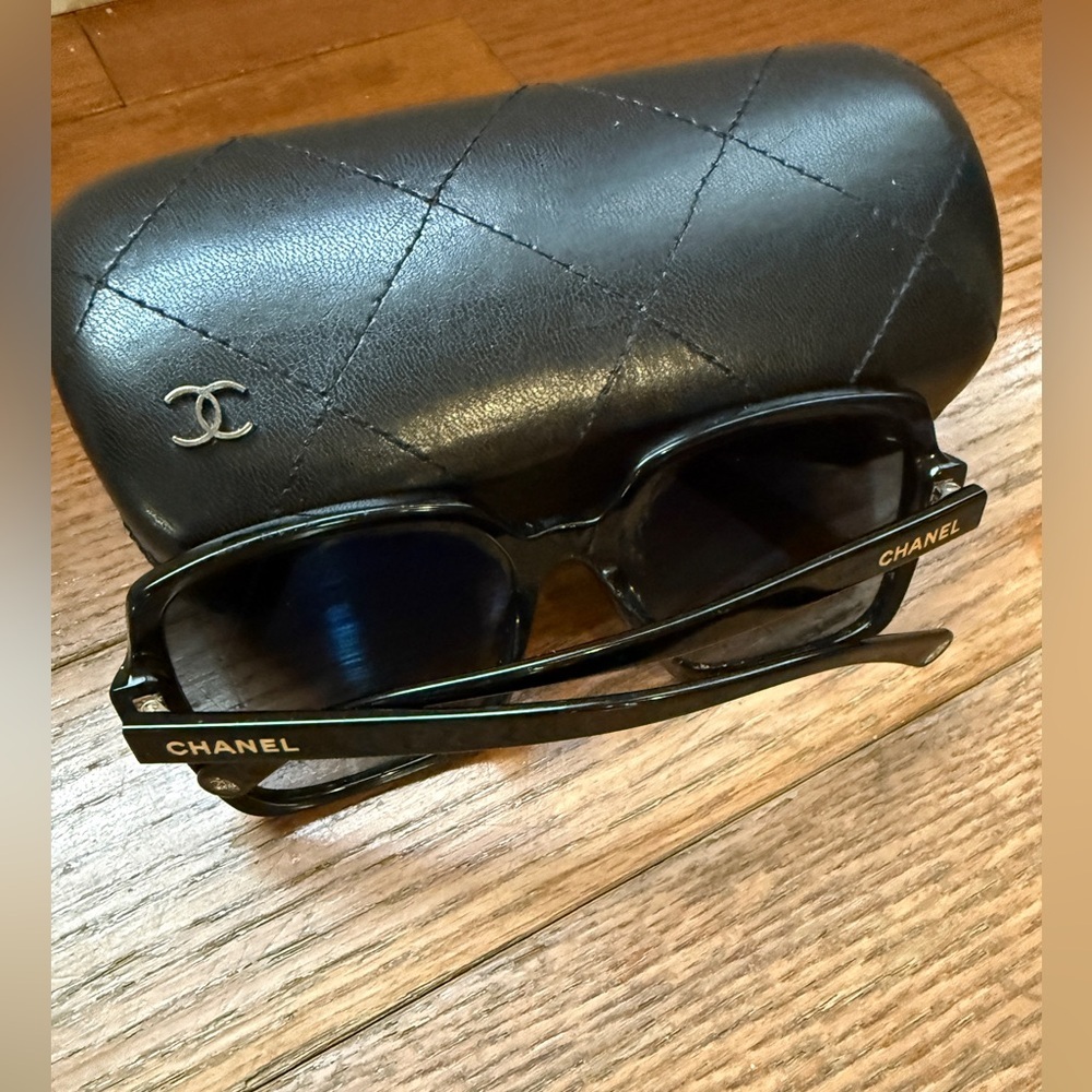 CHANEL Glossy Black Eyewear - Picture 4 of 14